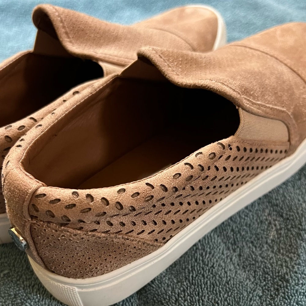 Steve Madden slip on- Women’s size 9
Suede/Tan/Light Brown
Only worn once.